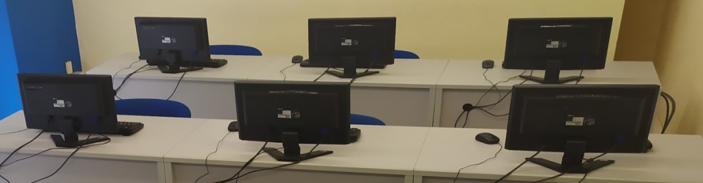 Imagen del interior de la Academia Centro de Estudios CEP para exámenes de oposiciones. Aulas de informática. Un ordenador por alumno.